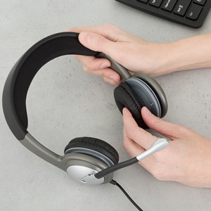 Mobile-Ready Multimedia Headset w/ Boom Microphone